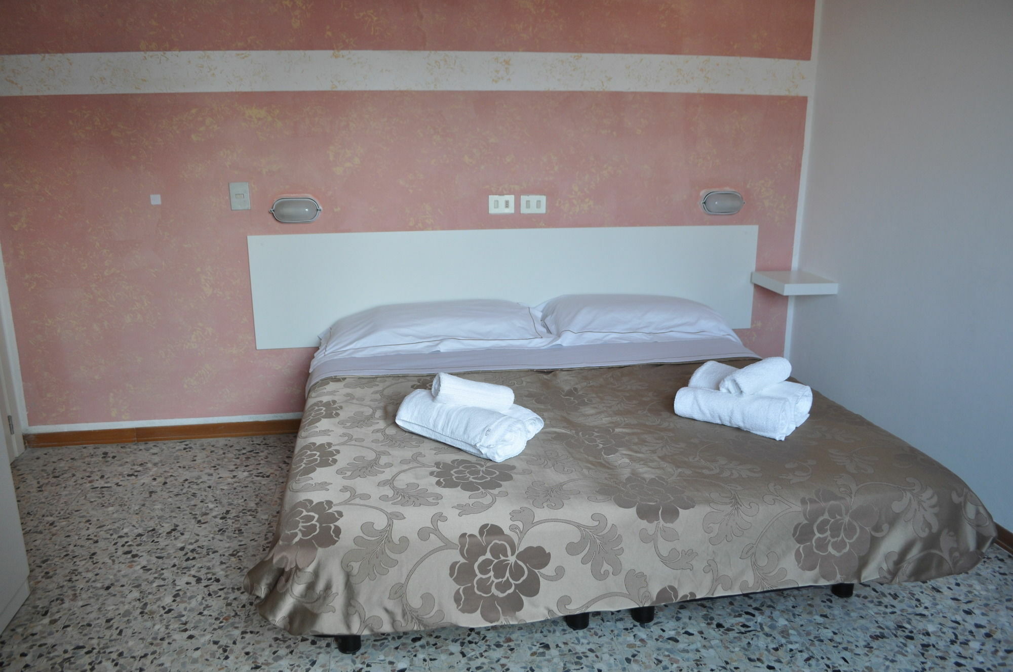 Hotel Urano Κατόλικα Εξωτερικό φωτογραφία
